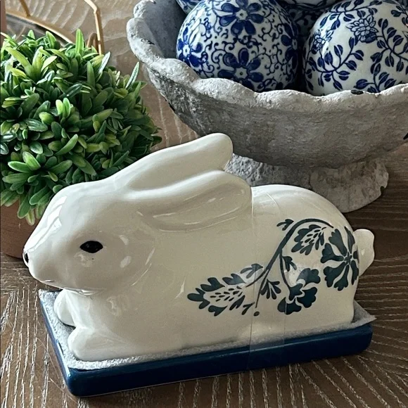 NEW! Blue & White Floral Chinoiserie Ceramic Bunny Rabbit Butter Dish - Picture 3 of 7